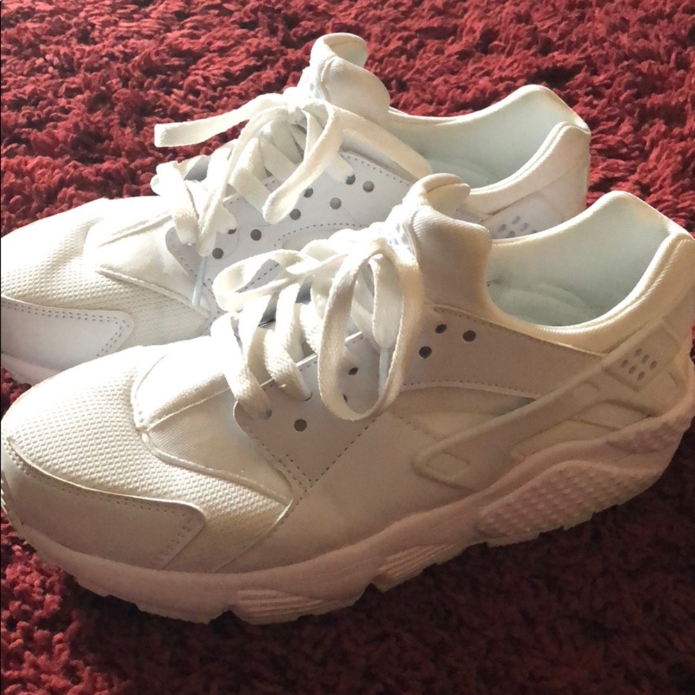 white nike shoes